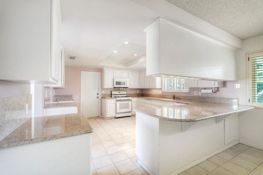 Image 11 of property listing at 5771 Old Ranch Rd, Oceanside, CA 92057