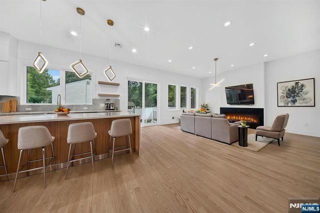 167 Palisades, Emerson, NJ 07630
