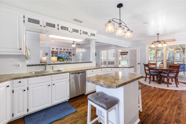 125 Golfview Drive, Hilltop Lakes, TX 77871