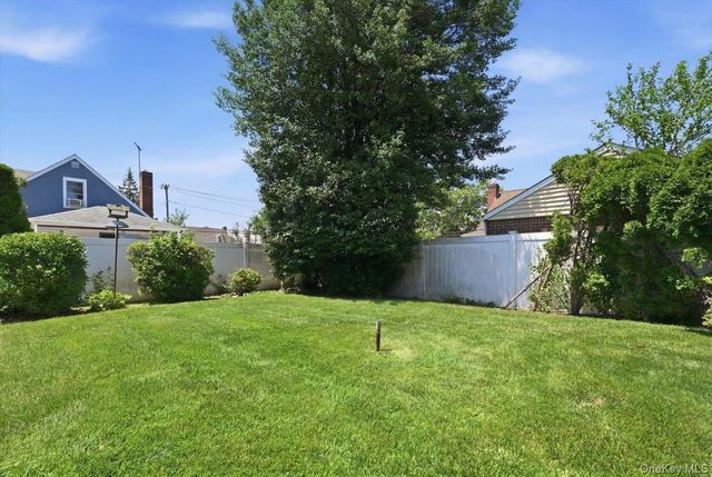 210 Madison Street, Franklin Square, NY 11010
