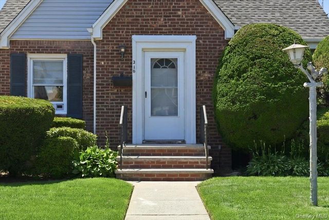 210 Madison Street, Franklin Square, NY 11010