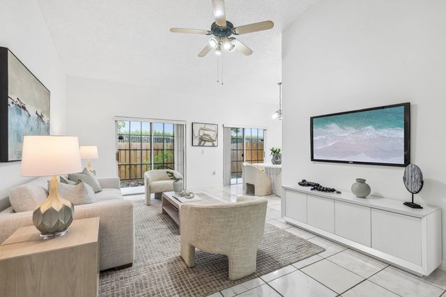 980 NE 212th Terrace 980-01, Miami, FL 33179