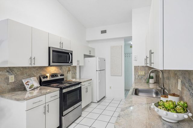980 NE 212th Terrace 980-01, Miami, FL 33179