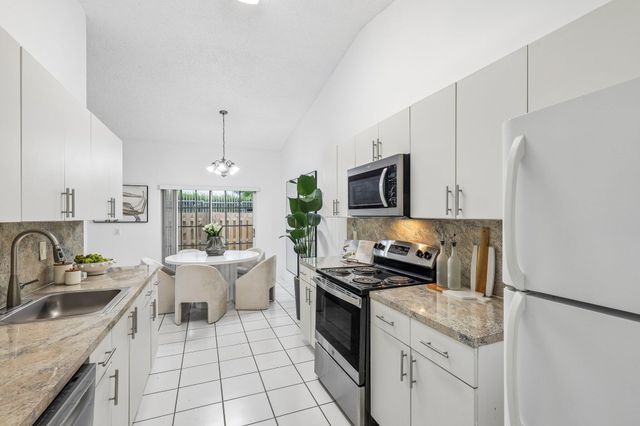 980 NE 212th Terrace 980-01, Miami, FL 33179