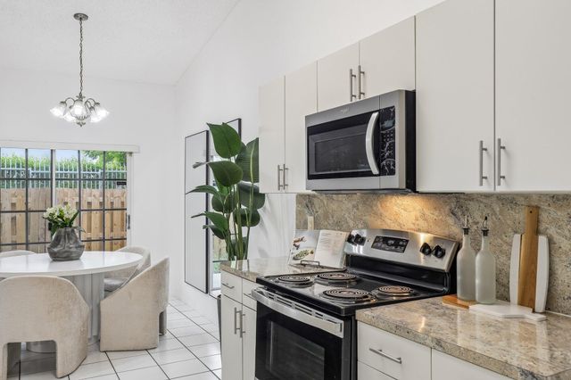 980 NE 212th Terrace 980-01, Miami, FL 33179