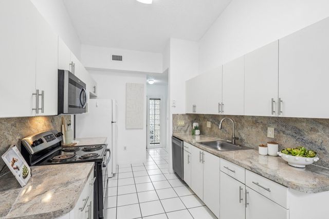 980 NE 212th Terrace 980-01, Miami, FL 33179