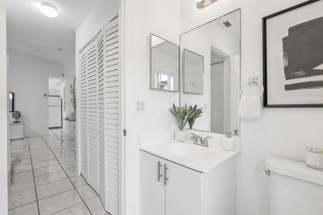980 NE 212th Terrace 980-01, Miami, FL 33179
