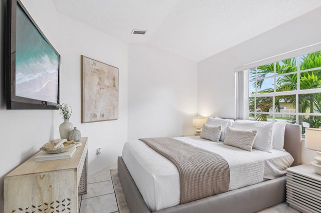 980 NE 212th Terrace 980-01, Miami, FL 33179