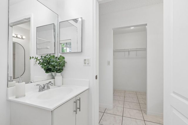 980 NE 212th Terrace 980-01, Miami, FL 33179