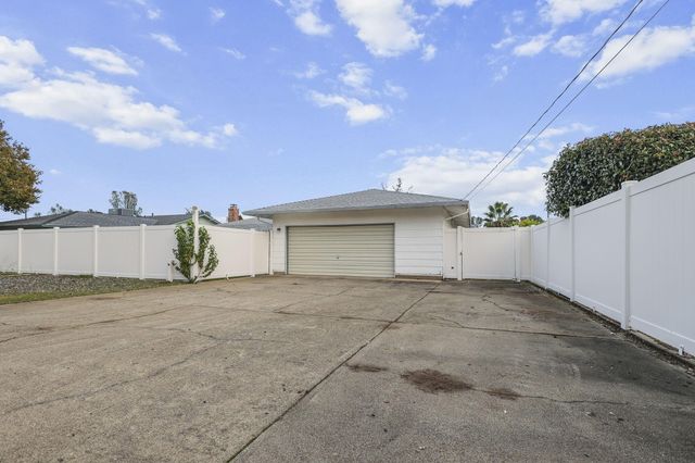 820 Middle Street, Redding, CA 96003