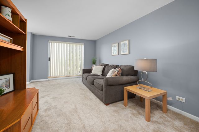 815 Leicester Road 219, Elk Grove Village, IL 60007