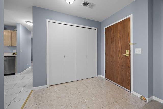 815 Leicester Road 219, Elk Grove Village, IL 60007