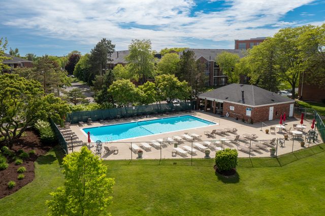 815 Leicester Road 219, Elk Grove Village, IL 60007