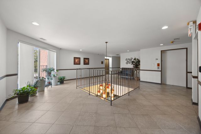 815 Leicester Road 219, Elk Grove Village, IL 60007