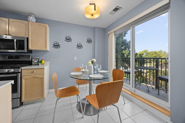 815 Leicester Road 219, Elk Grove Village, IL 60007