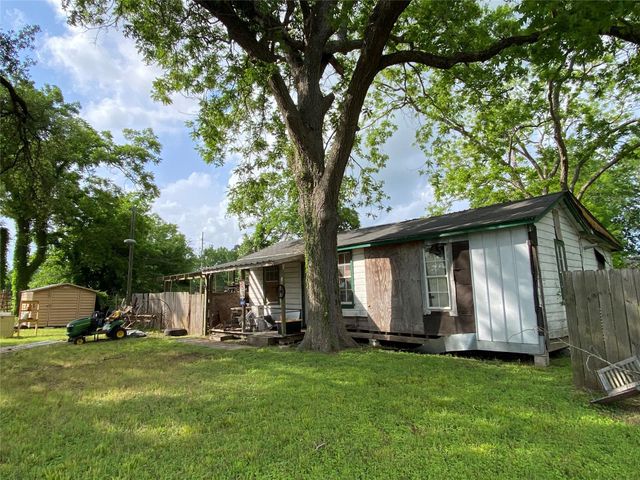6538 Railroad Street, Wallis, TX 77485
