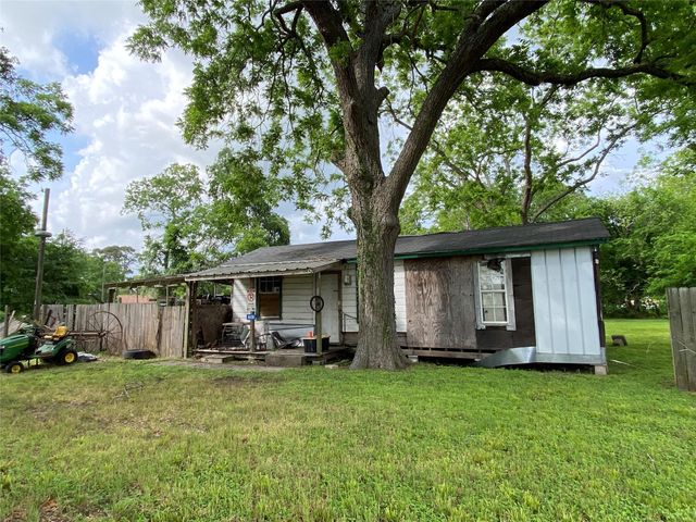 6538 Railroad Street, Wallis, TX 77485