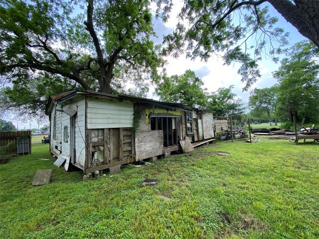 6538 Railroad Street, Wallis, TX 77485