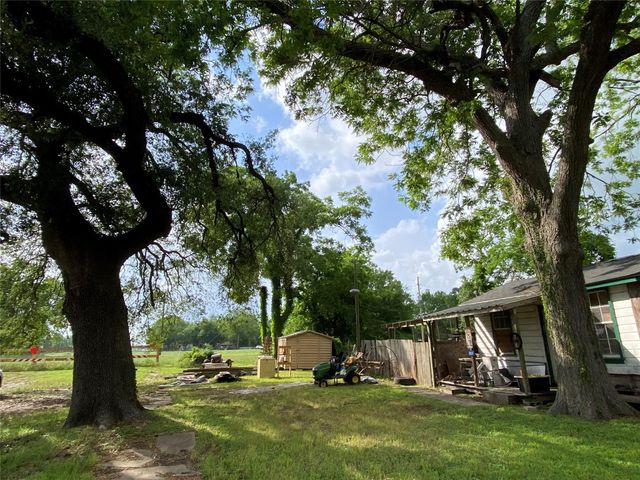 6538 Railroad Street, Wallis, TX 77485