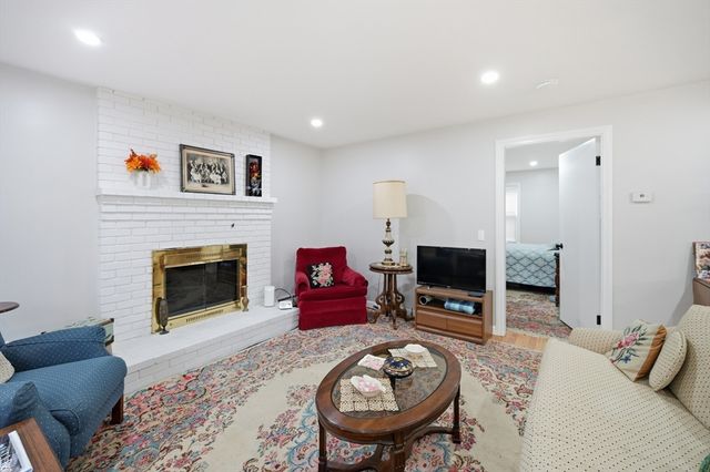 2 Glen Forest Ln, Methuen, MA 01844