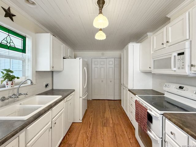 462 Flatrock, Canyon Lake, TX 78133
