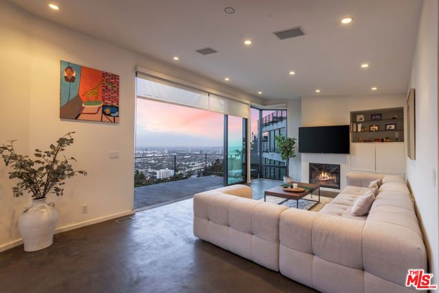 8634 Franklin Avenue, Los Angeles, CA 90069