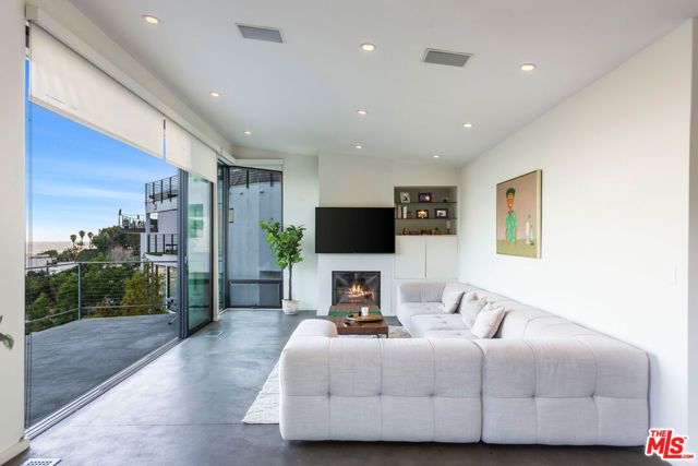 8634 Franklin Avenue, Los Angeles, CA 90069