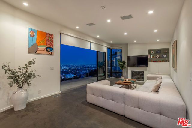 8634 Franklin Avenue, Los Angeles, CA 90069