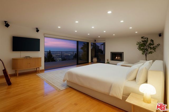 8634 Franklin Avenue, Los Angeles, CA 90069