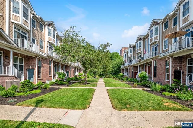285 Roslyn Court, West New York, NJ 07093