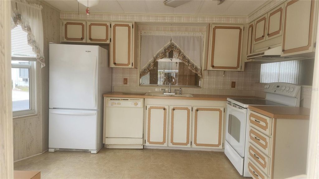 Image 4 of property listing at 157 N FIJI CIRCLE, Englewood, FL 34223