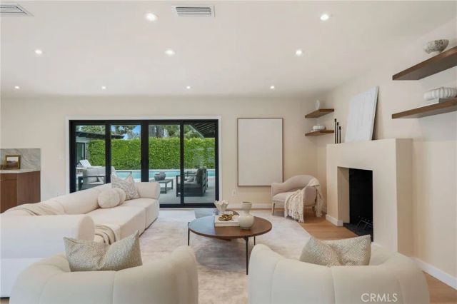 4614 La Subida, Tarzana, CA 91356