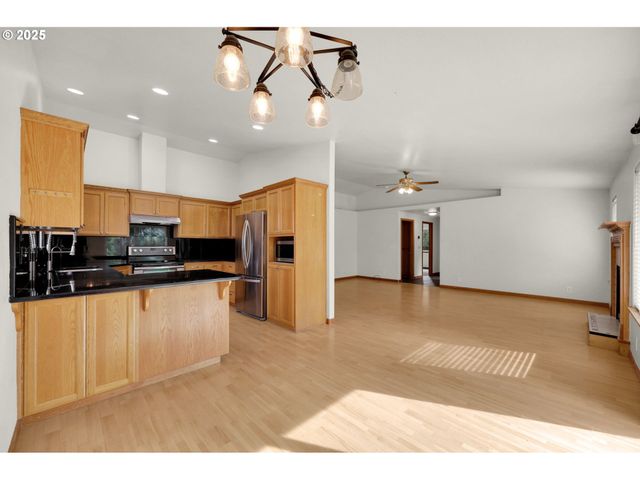 589 MARY NEAL Ln, Creswell, OR 97426