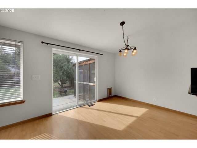 589 MARY NEAL Ln, Creswell, OR 97426