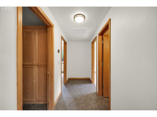 589 MARY NEAL Ln, Creswell, OR 97426