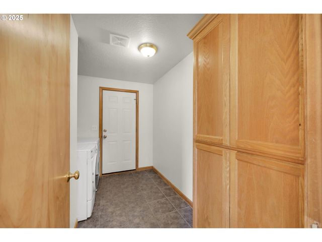 589 MARY NEAL Ln, Creswell, OR 97426