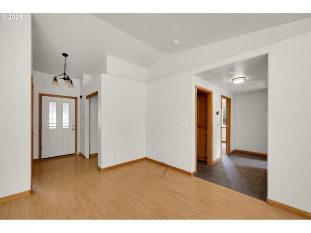 589 MARY NEAL Ln, Creswell, OR 97426