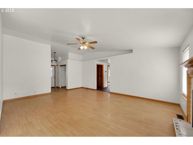 589 MARY NEAL Ln, Creswell, OR 97426