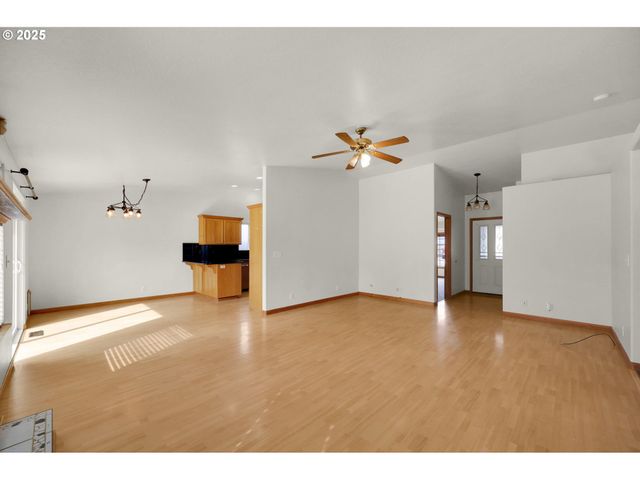 589 MARY NEAL Ln, Creswell, OR 97426