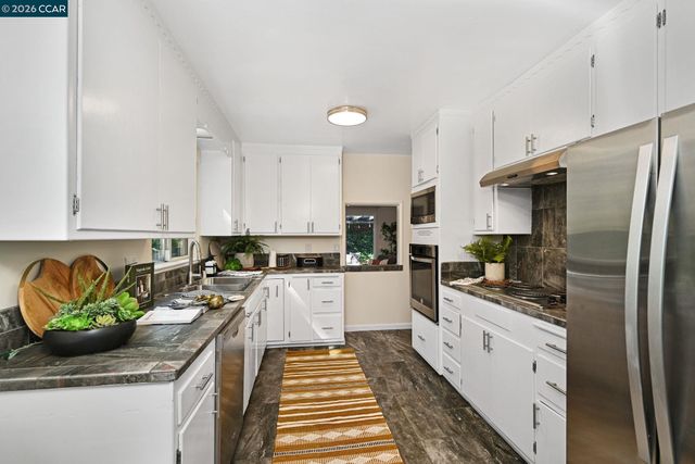 1067 Ridge Park Dr, Concord, CA 94518