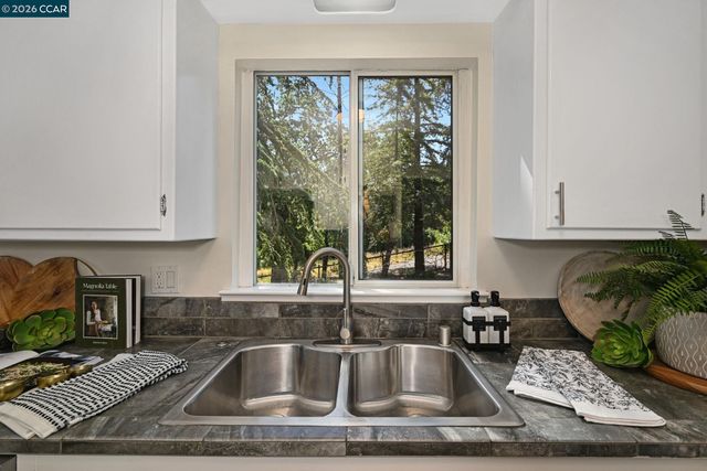 1067 Ridge Park Dr, Concord, CA 94518