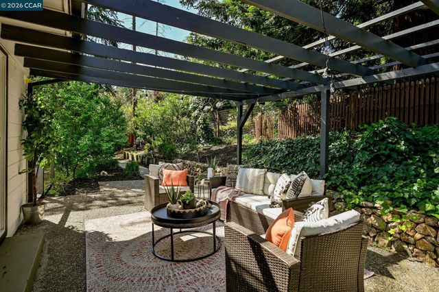 1067 Ridge Park Dr, Concord, CA 94518
