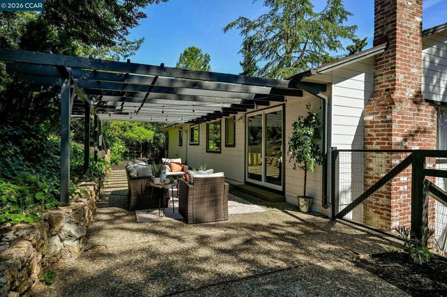 1067 Ridge Park Dr, Concord, CA 94518