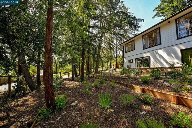 1067 Ridge Park Dr, Concord, CA 94518