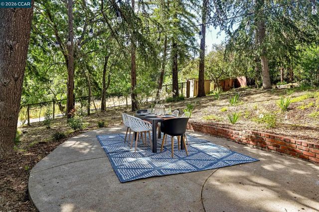 1067 Ridge Park Dr, Concord, CA 94518