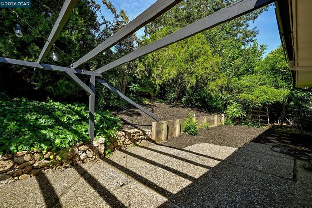 1067 Ridge Park Dr, Concord, CA 94518