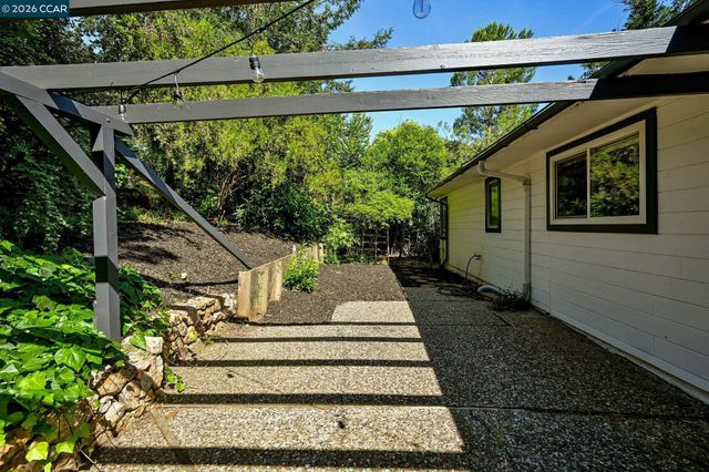 1067 Ridge Park Dr, Concord, CA 94518