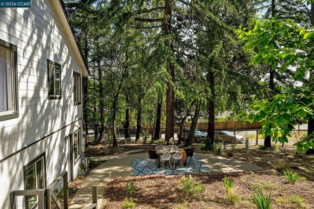 1067 Ridge Park Dr, Concord, CA 94518