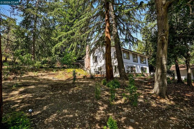 1067 Ridge Park Dr, Concord, CA 94518