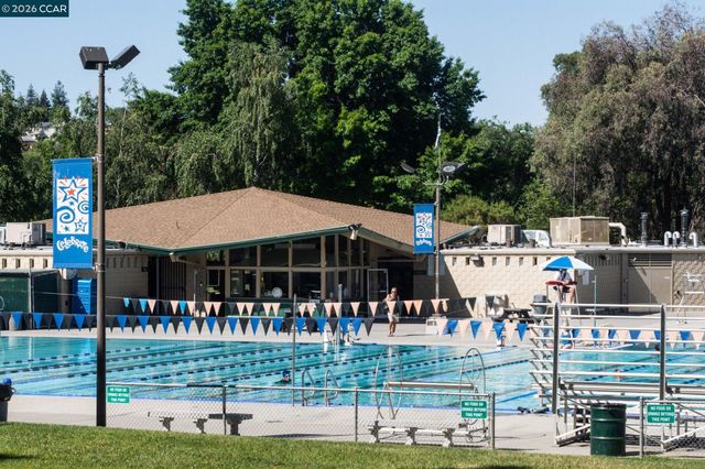 1067 Ridge Park Dr, Concord, CA 94518